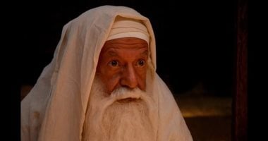 لطفى لبيب صوت إيمانى فى ذاكرة الشاشة القبطية.. ترك إرثا روحيا يجاور تاريخه الفنى.. جسد حياة قديسين وشهداء ومعاني التوبة بأعمال خالدة بالوجدان المسيحى.. و"الله محبة" و"الراهب الصامت" أفلام لمعت بروحه الهادئة الفنان لطفى لبيب فى أحد الأفلام