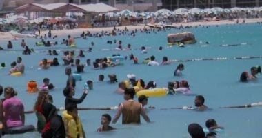 مصيف مطروح.. طقس معتدل وشواطئ خلابة.. السياحة الصيفية مصدر دخل رئيسى لأهالى المحافظة والمحافظات الأخرى.. الشوارع والأسواق تكتظ بالمصطافين ليلا للتسوق والتمشية.. وهذه إحصائيات ونسب الإشغال الفندقى والمصيفي.. صور إقبال على شواطئ مطروح