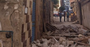 إزالة الأجزاء المعلقة بعقار آيل للسقوط بكوم الدكة فى الإسكندرية.. صور