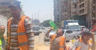 "جزيرة الذهب" تكشف قوة "الكهرباء" فى توحيد الصفوف لمواجهة الأزمات.. "القابضة" دفعت بـ60 ماكينة ديزل و40 فرقة طوارئ لمساعدة "النقل" فى حل الأزمة.. والاستعانة بالشركات الخاصة فى إصلاح العطل يظهر قوة المنتج المصرى العمال خلال إصلاح عطل جزيرة الدهب - ارشيفية