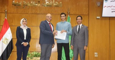 محافظ القليوبية ورئيس جامعة بنها يكرمان 44 طالبا من أوائل الشهادات.. صور