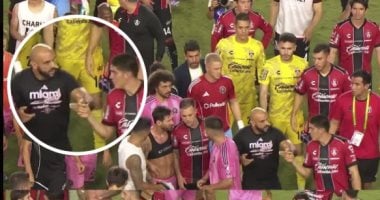 حارس ميسي يتدخل لإنقاذ قائد إنتر ميامي من لاعبي أطلس.. فيديو حارس ميسي يبعد لاعبي أطلس عن النجم الأرجنتيني