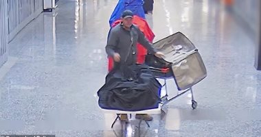 نيوز برو : 
                                            استرالى يسرق أحذية غير متطابقة من أحد المتاجر والشرطة تقبض عليه.. فيديو
                                        