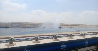بث مباشر من قناة السويس.. قاطرات الإنقاذ تستعرض قدراتها فى تأمين عبور السفن