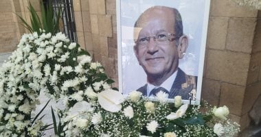 توافد محبي الفنان لطفي لبيب لكنيسة مارمرقس وسط حزن شديد.. صور جنازة لطفي لبيب