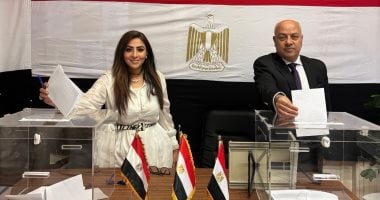 سفير مصر فى النرويج يدلى بصوته فى انتخابات الشيوخ وتوافد المصريين للتصويت سفير مصر في النرويج وحرمه خلال الإداء بصوتهما