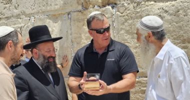 قائد القيادة المركزية الأمريكى يزور حائط البراق فى القدس المحتلة.. صور مايكل كوريلا