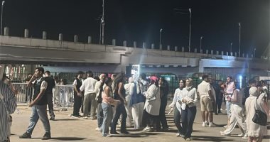 عمرو دياب يحيى سهرة غنائية بمهرجان العلمين بعد قليل بمشاركة كلوى كتيلى توافد الجمهور على حفل عمرو دياب