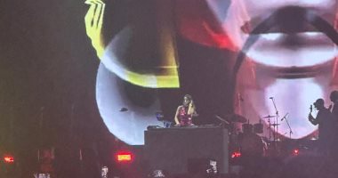 كلوي كتيلي تشعل مسرح يو أرينا بمهرجان العلمين قبل صعود عمرو دياب