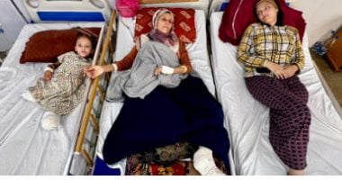 "نعيش بقدم واحدة نخشى فقدانها".. مبتورو الأطراف بغزة بين تكرار النزوح ونقص العلاج وغياب المسكنات.. أم وبناتها يعيشون بطرف واحدة.. أبو عكر ذهب لتعبئة المياه فعاد بدون قدمه.. خالد النجار يزحف لإحضار كيس طحين مبتورو الأطراف في غزة