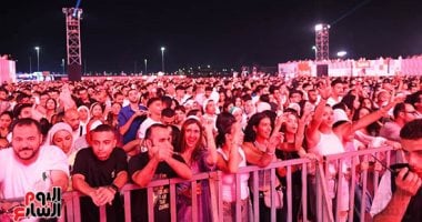 إقبال جماهيري كثيف على حفل عمرو دياب بمهرجان العلمين.. صور حفل عمرو دياب