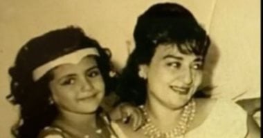 هالة صدقي بذكرى وفاة أمها: أتعس يوم في حياتى هالة صدقى في طفولتها مع والدتها الراحلة