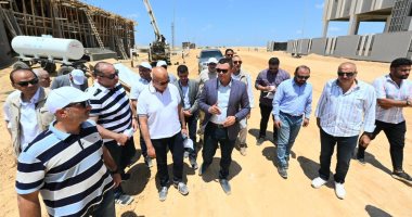 وزير الإسكان يتفقد مشروع مرافق الأراضى الصناعية بمدينة برج العرب الجديدة