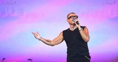 عمرو دياب يحيى حفلا استثنائيا كامل العدد بمهرجان العلمين الجديدة.. الهضبة يقدم التحية لصناع ألبومه الجديد ابتدينا.. ويشكر تذكرتى على التنظيم.. ويعلق: أفضل حفلاتى فى الصيف.. ويفاجئ الحضور فى نهاية الحفل.. صور الهضبة عمرو دياب