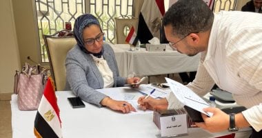 المصريون فى الخليج يعزفون سيمفونية وطنية في حب مصر.. إقبال على صناديق الاقتراع في ثانى أيام انتخابات "الشيوخ".. سفير مصر بالكويت: مشاركة فاعلة من المصريين.. وسفيرة مصر بالبحرين: التصويت جرى بسلاسة.. صور مصرى يشارك فى انتخابات مجلس الشيوخ بمقر السفارة المصرية بسلطنة عمان