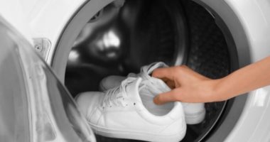 الكوتشى الأبيض أساسى فى الصيف.. دليلك الشامل لتنظيفه بأمان