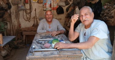 قصة نبيل وغبريال.. أخوان يعملان منذ 60 سنة بتصليح الأحذية في محل واحد بقنا