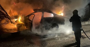 السيطرة على حريق داخل سيارة فى الشروق.. صور
