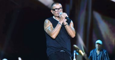 عمرو دياب لجمهور العلمين: أغنية بابا كلامها صعب وفاجئتونى إنكم حافظينها.. صور 