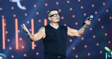 عمرو دياب يشعل مهرجان العلمين بخطفونى ويمازح الجمهور: أى حاجة هتطلبوها هغنيها.. صور عمرو دياب