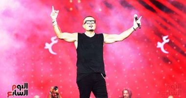 عمرو دياب يفاجئ جمهوره بمدفع "تي شيرتات" فى ختام حفله بمهرجان العلمين.. صور عمرو دياب