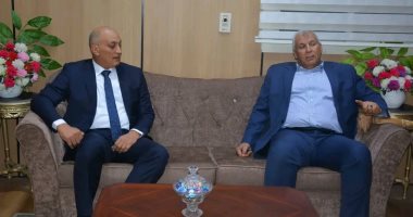 محافظ الوادى الجديد يقدم التهنئة لمدير أمن المحافظة عقب توليه مهام منصبه