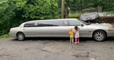حقق حلمه الطفولى.. رجل يفاجئ زوجته بشراء ليموزين مستعملة مقابل 1800 دولار سيارة ليموزين
