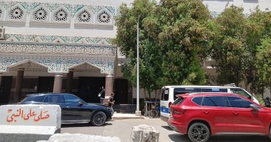 وصول جثمان عائشة أبو السعود مسجد المطافى بالإسماعيلية لصلاة الجنازة.. فيديو