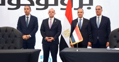 وزير الخارجية فى توقيع البروتوكول 