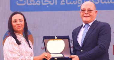 وزيرة التضامن تكرم رئيس جامعة سوهاج وطلابه الفائزين بـ"رفيقي" و"الوسادة الإلكترونية" وزيرة التضامن تكرم رئيس الجامعة