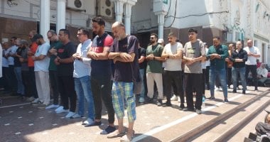 الآلاف يؤدون صلاة الجنازة على محمد أبو النجا "بونجا" بالإسماعيلية.. فيديو وصور جانب من أداء صلاة الجازة