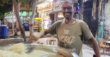 شاب مصري يخطف قلوب السياح بطبق كسكسي