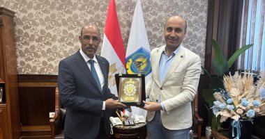 رئيس جامعة دمنهور يستقبل الملحق الثقافي الموريتاني لبحث سبل التعاون جانب من اللقاء