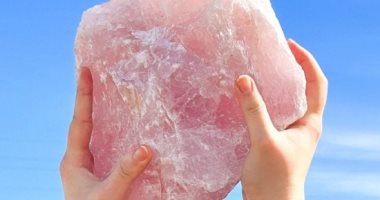 اعرف سحر الكوارتز الوردي حجر شهر أغسطس.. مليء بالحب والراحة النفسية