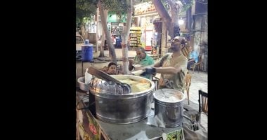 بعشرين جنيها فقط.. شاب مصري يخطف قلوب السياح بطبق "كسكسي".. فيديو بائع الكسكسي