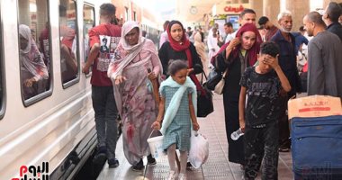 توافد السودانيين على محطة مصر لاستقلال القطار المتجه لأسوان