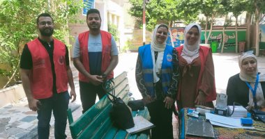 فريق حملة "100 يوم صحة" يقدم خدمات طبية للناخبين أمام لجان مصر الجديدة