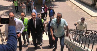 نائب وزير الخارجية يدلى بصوته فى انتخابات مجلس الشيوخ بمدرسة قصر الدبارة