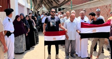 الشباب والسيدات بأعلام مصر.. زحام جماهيرى أمام اللجان فى انتخابات الشيوخ بالدقهلية