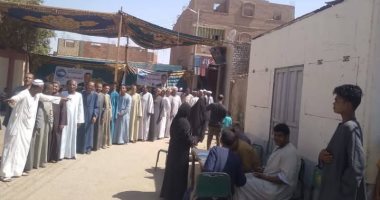 طوابير ناخبين أمام لجان كوم إمبو فى أسوان للمشاركة بانتخابات الشيوخ.. صور