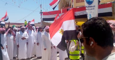 أعضاء البرلمان فى جنوب سيناء يساعدون الناخبين أمام لجان انتخابات الشيوخ