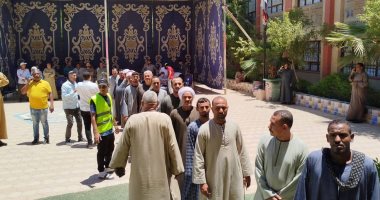طوابير على لجان انتخابات الشيوخ بقرية أبو مناع في قنا.. صور