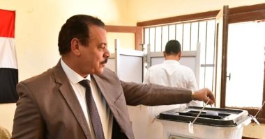 رئيس جامعة الوادى الجديد يدلى بصوته فى انتخابات الشيوخ برفقة العاملين بالجامعة