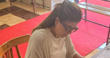 داليا السعدنى تدلى بصوتها فى انتخابات الشيوخ وتشيد بإقبال الناخبين