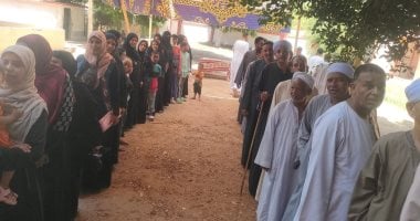 طوابير سيدات ورجال فى الأقصر
