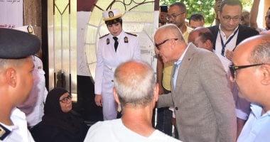 لقاء المحافظ مع سيدة مسنة بمدينة الأقصر
