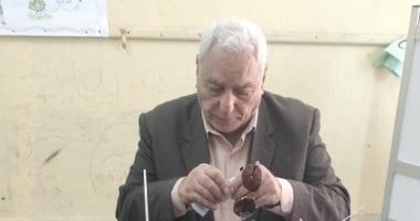 أسامة العبد خلال الإدلاء بصوته