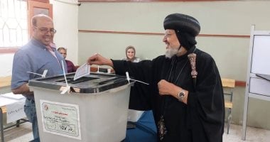 مطران شبرا الخيمة وتوابعها يدلى بصوته فى انتخابات مجلس الشيوخ