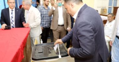 محافظ الشرقية يدلى بصوته فى انتخابات الشيوخ بلجنة مدرسة السادات الإعدادية
