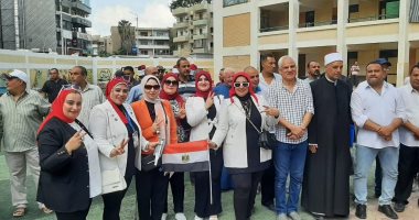 توافد السيدات والشباب وعاملى المديريات الخدمية على انتخابات الشوخ بالشرقية